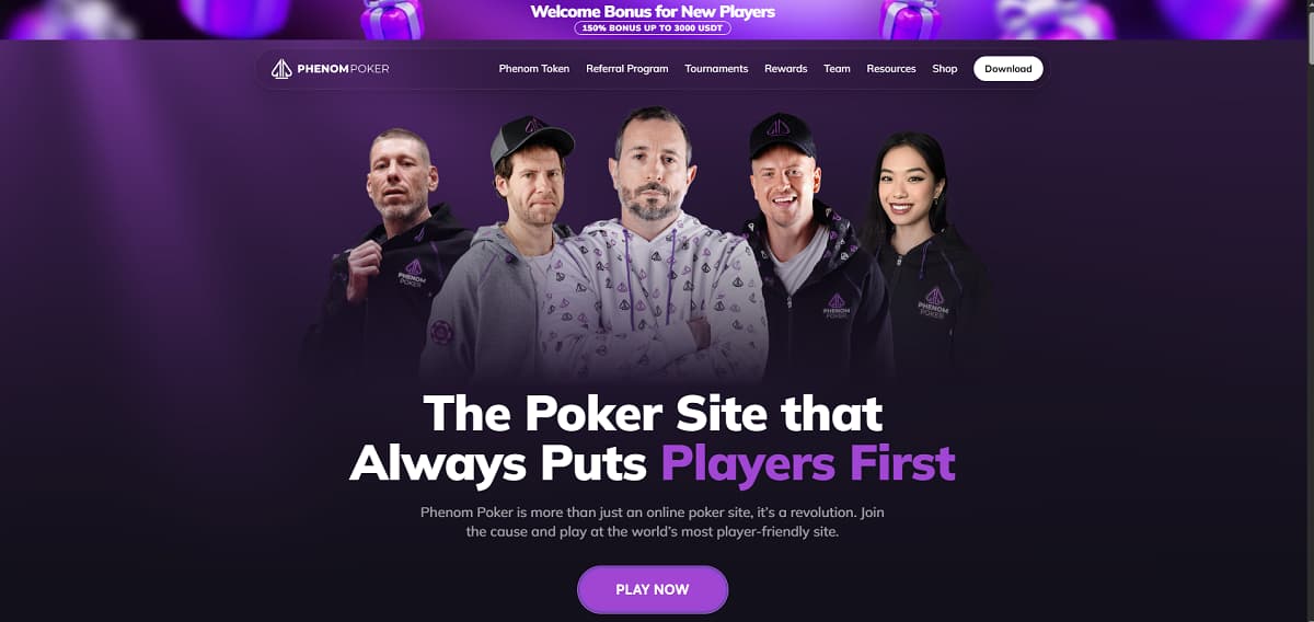Phenom Poker Startseite mit Banner, das einen Willkommensbonus von 150 % bis zu 3000 USDT bewirbt. Navigation umfasst Token, Turniere, Belohnungen und Team. Design in Violett mit offizieller Spielergruppe im Vordergrund.